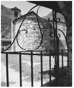 Một nhà thờ đá tại một ngôi làng gần Andorra La Vella. Mặc dù Andorra không có tôn giáo chính thức, Công giáo La Mã chủ yếu là thực hành.