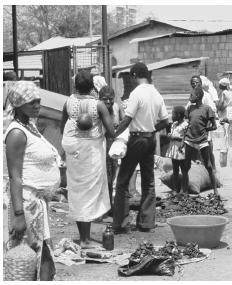 Bán hàng rong tại một khu vực thị trường ở Luanda. Thương mại thị trường nhỏ là rất quan trọng đối với sự tồn tại Angola.