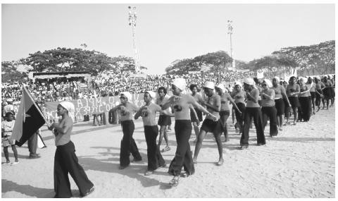 Một diễu hành để kỷ niệm cuộc chiến tranh năm 1961 giải phóng, được tổ chức tại sân vận động ở Luanda, vào năm 1975.
