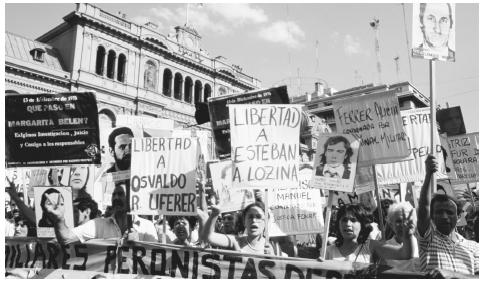Một cuộc biểu tình tại Buenos Aires vào năm 1993. Ac-hen-ti-na có thể rất thanh nhạc hỗ trợ của các nhân vật chính trị và ý tưởng.