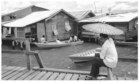 Houses in the settlement are accessed by boats which travel on the waterways and canals within the community.