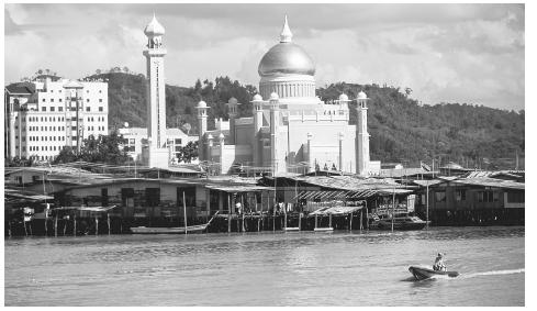 The Omar Ali Saifuddin Mosque on the Brunei River in Bandar Seri Begawan. Brunei is a constitutional monarchy; the Sultan is the head of state and all other political offices are held by men.