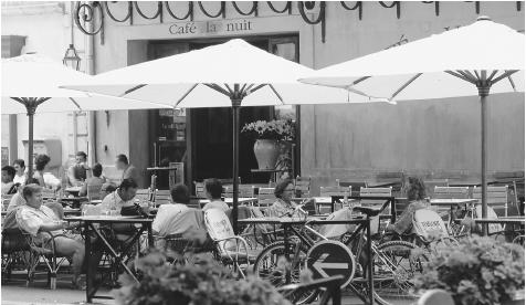 Orang-orang di luar café di Perancis. Kafe adalah pusat sosial   untuk laki-laki di Perancis selatan dan juga populer di kalangan   wisatawan.