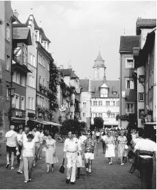 People fill a street in Lindau. Since the late 1970s, many inner-city areas have become pedestrian zones.