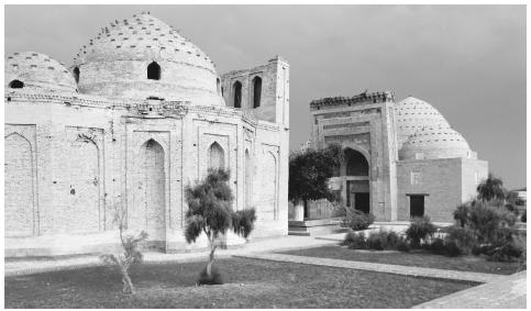 Ancient Islamic buildings in Türkmenistan. Few mosques were open  during the Soviet period.