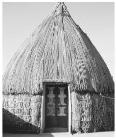 Một túp lều truyền thống Yemen trong làng Tihamah sử dụng gỗ và rơm.