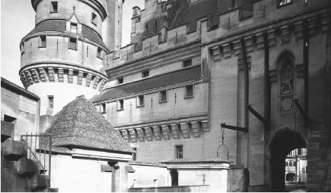 Architectural view of Pierrefont Castle, a reminder of the wars that have punctuated French history.